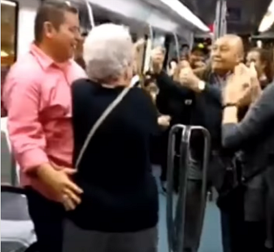 चलती ट्रेन पत्नी के सामने दूसरी लड़की के साथ डांस करने लगा शख्स, फिर बीवी ने की ऐसी हरकत, लोग हो गए हैरान