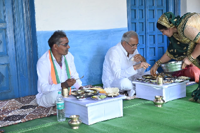 Bhet Mulakat : मुख्यमंत्री भूपेश बघेल ने किसान लिल्लू दास खरे के निवास में ग्रहण किया भोजन, लाखड़ी भाजी, चना भाजी समेत कई छत्तीसगढ़ी व्यंजनों का चखा स्वाद
