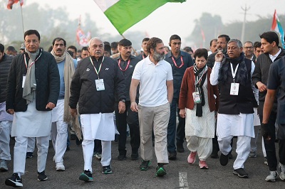 Bharat Jodo Yatra : रामबन से शुरू हुई आज की पदयात्रा, राहुल गांधी के साथ पैदल चल रहे कई नेता और कार्यकर्ता...