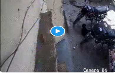 VIRAL VIDEO : अचानक धसी सड़क और कई फिट गहरा हुआ गड्ढा, दो बाइक और डॉगी घसे जमीन में, CCTV में कैद हुई पूरी घटना, VIDEO देख कांप जाएगी रूह...