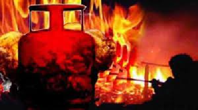 Cylinder Blast : उत्तर प्रदेश के एक झोपड़ी में सिलेंडर विस्फोट के कारण लगी भीषण आग, हादसे में झुलसे 6 लोग, 1 नवजात समेत 2 बच्चों की मौत...