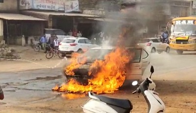 Burning Car : चलती कार में अचानक लगी आग, बाल-बाल बचा परिवार, देखें Video