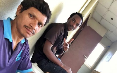 Viral News: विदेशी दोस्त को भारतीय लड़के ने सिखा दिया खैनी खाना, सोशल मीडिया वायरल हुआ ट्वीट, यूजर्स ने जमकर लिए चटकारे