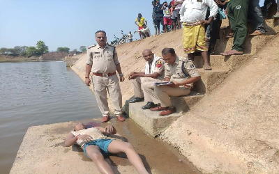 CG CRIME: नदी में युवक की लाश मिलने से फैली सनसनी, सिर पर गंभीर चोट के निशान, जांच के बाद खुलेगा राज