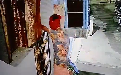 टिकरापारा में पुलिस को खुलेआम चुनौती दे रहे बदमाश! आधी रात को घरों में कर रहे तांक-झांक, मोहल्लेवासियों में आक्रोश, देखें ये सनसनीखेज VIDEO