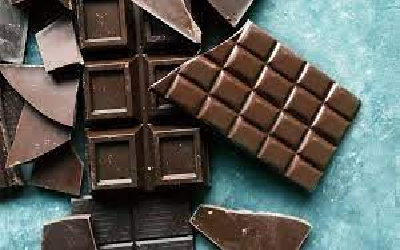 पीरियड्स में लड़कियां क्यों खाती हैं डार्क चॉकलेट ? जानें क्या वाकई Period Cramps और दर्द को कम करती है…