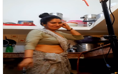 Desi Bhabhi Viral Video : देसी भाभी ने किचन में खाना बनाते समय मटकाई ऐसी कमर, लोग हार बैठे अपना दिल, फिर हुआ कुछ ऐसा कांड की…