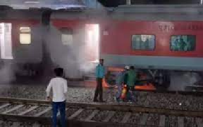 Train Fire : बालासोर रेल हादसे के बाद अब दुर्ग-पुरी एक्सप्रेस की AC कोच में लगी भीषण आग, मची अफरा - तफरी, यात्रियों में दहशत