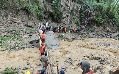 A temporary crossing over the flash flood area was built by the army