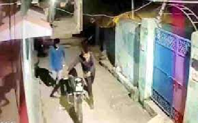 CG NEWS : सूनेपन का फायदा उठाकर घर की दीवार फांदकर दाखिल हुए 2 युवक, चोरी कर ले गए आंगन में रखी बाइक, CCTV में कैद हुई पूरी घटना