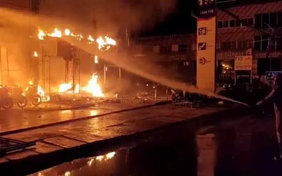FIRE NEWS : TVS शोरूम में लगी भीषण आग, 300 दोपहिया वाहन जलकर खाक, दमकल की कई गाड़ियां मौके पर मौजूद, देखें VIDEO