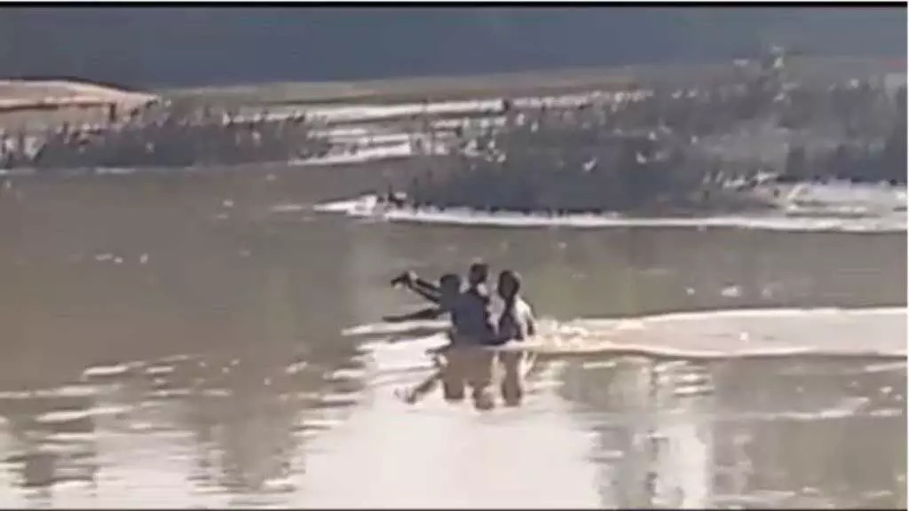 CG News : महिला अपने दो बच्चों के साथ पार कर रही थी एनीकट, पानी के तेज बहाव में बहें...